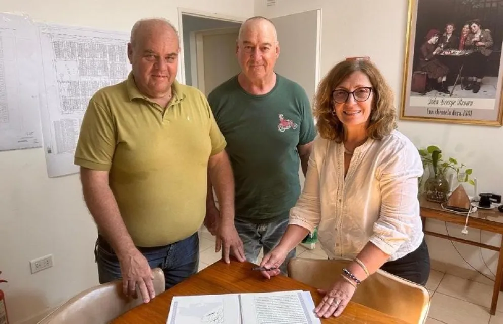 Rómulo Zanini por la Fundación, Roberto Andrenacci por el Consorcio firmaron la escritura traslativa de dominio. (Foto gentileza)