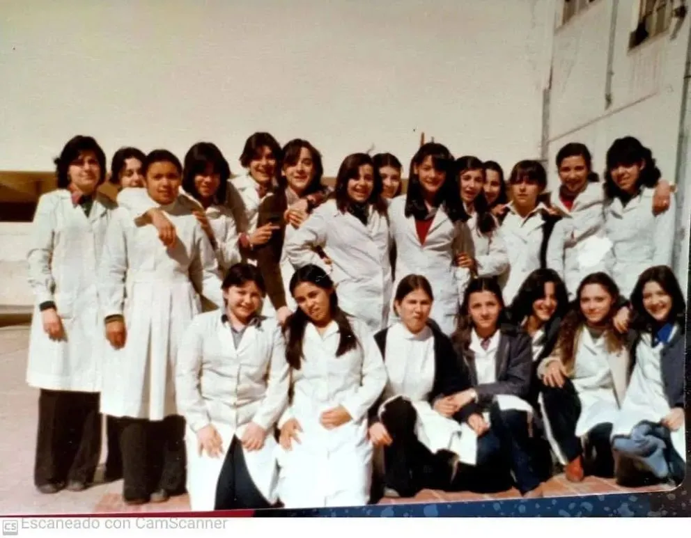 Stella Maris (abajo, la primera a la izquierda), junto a Noemí Bascur, en una foto de la escuela secundaria. El patio del colegio Manuel Belgrano y una adolescencia donde todas las historias eran posibles. Foto: gentileza Noemí Bascur.