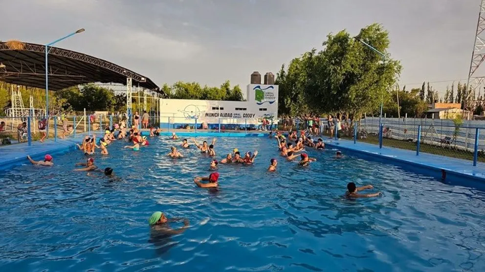 Este domingo se dará apertura a la temporada de pileta en el municipio de Godoy. (Foto archivo)