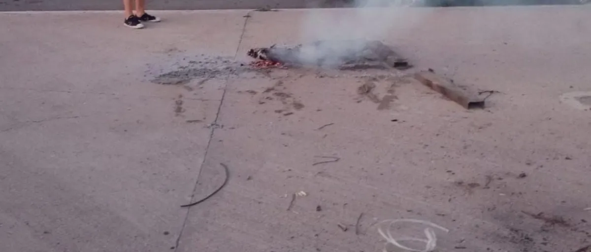 El personal municipal invitó a las personas a que desistieran de continuar cocinando sobre el espacio de uso público.