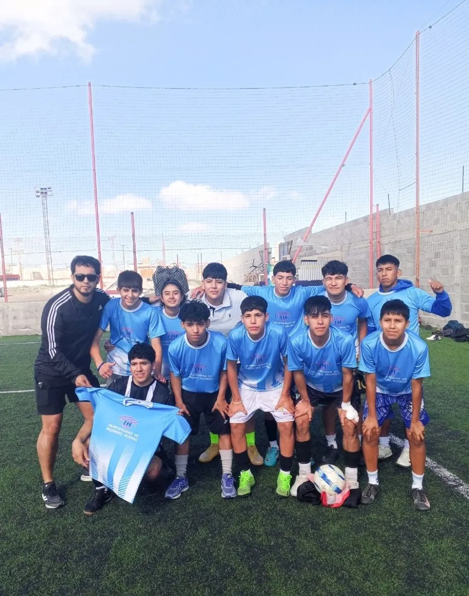 "Ecos-Huergo" junto a la bandera que exhibe la frase que crearon