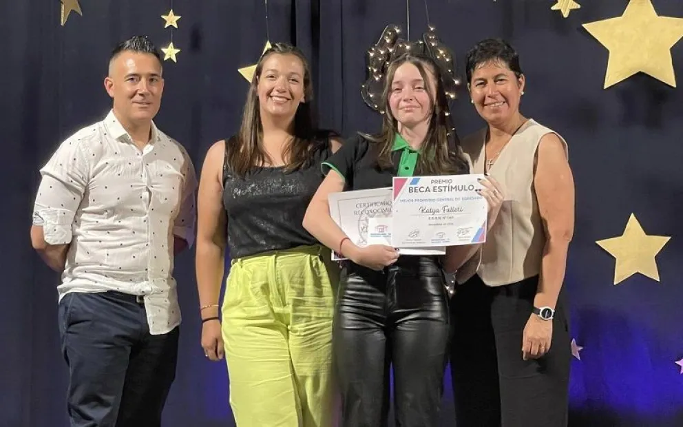 La intendente Silvia Penilla realizó la entrega de los premios Becas Estímulos a los mejores promedios que egresaron este año. (Foto gentileza Municipio Ingeniero Huergo)