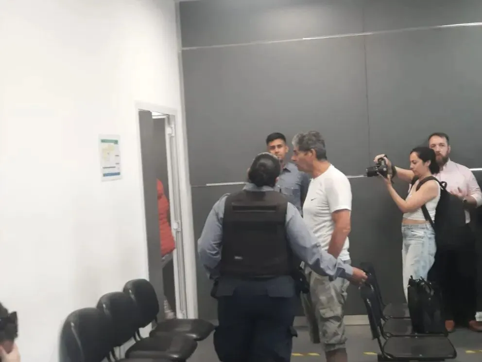 La angustia de familiares y amigos: el desborde emocional los llevó a gritarle "asesino" al imputado.