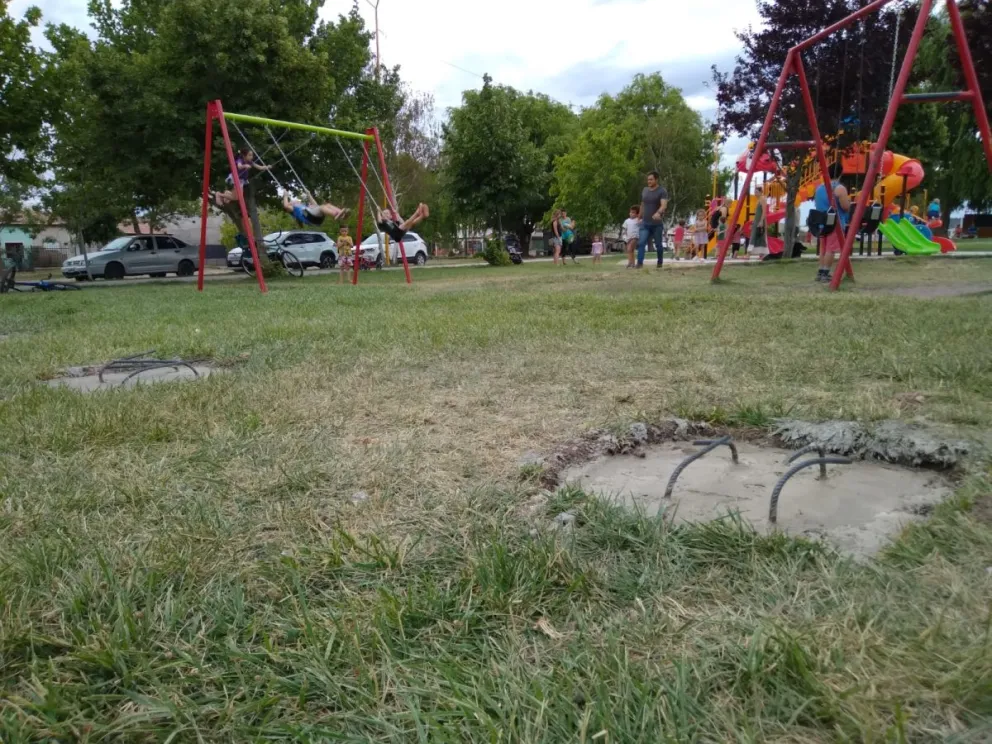 Los balancines fueron retirados por el municipio para reconstruir las bases de hormigón. (Foto LCR)