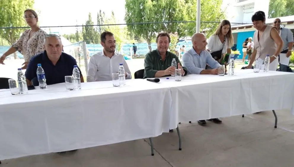 El gobernador y el intendente de Godoy firmaron convenios para obras de pavimento en la localid. (Foto LCR)