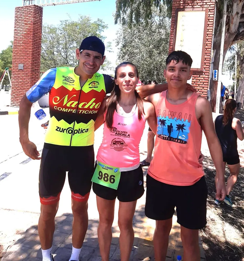 Martín Vega junto a Andrés Llavel y Fernanda Lastra, dos deportistas destacados. (Foto: gentileza)