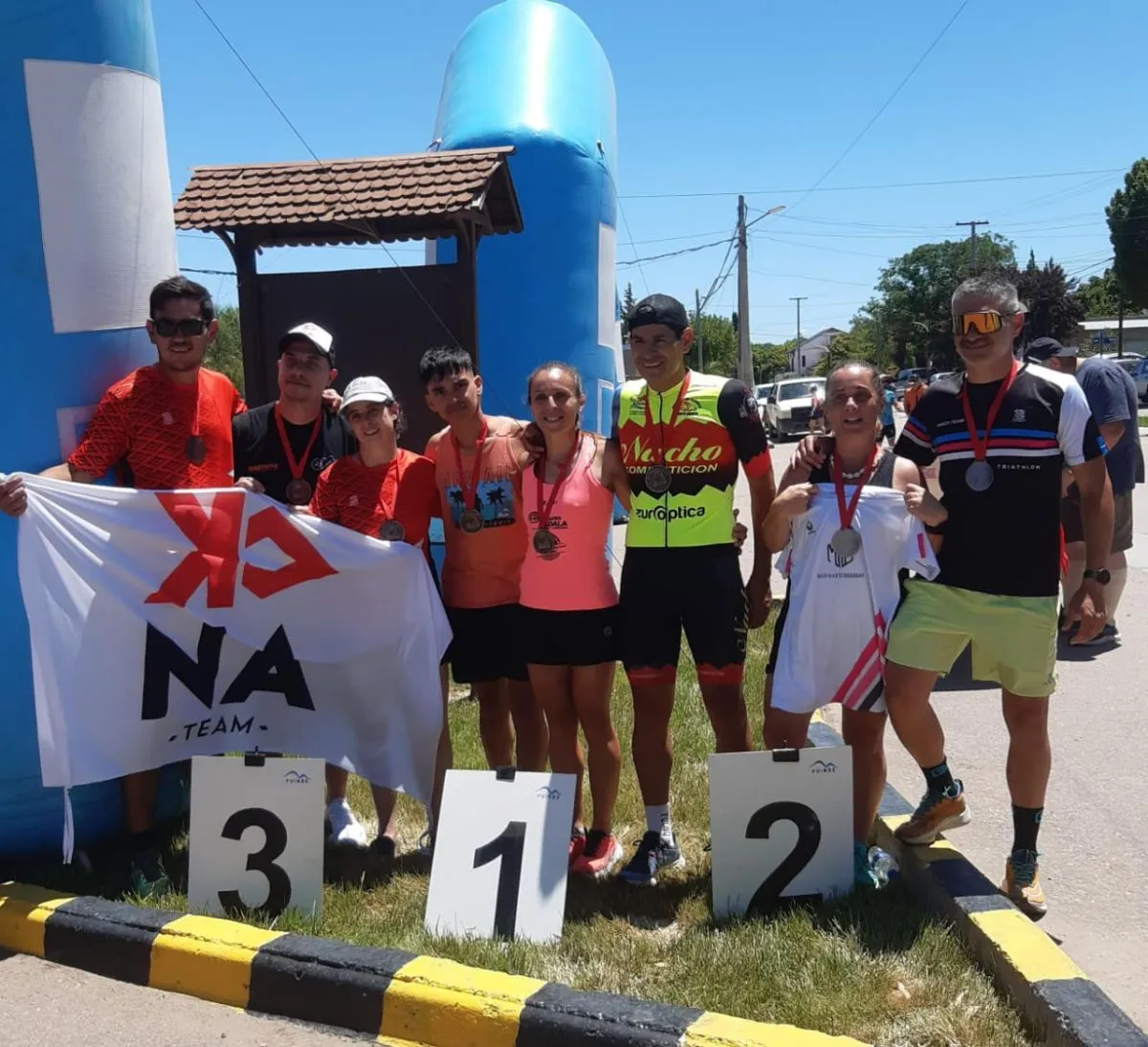 Martín Vega junto a otros deportistas que participararon del triatlón.