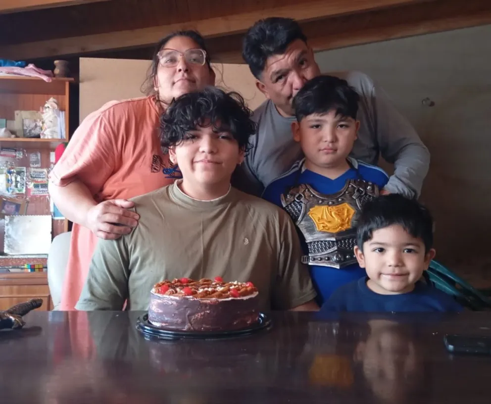 Juan junto a sus padres y hermanos (Foto: gentileza)