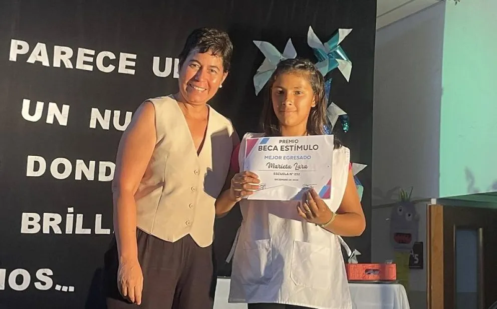 La intendente Silvia Penilla hizo la entrega de los diplomas reconociendo el rendimiento académico. (Foto gentileza)