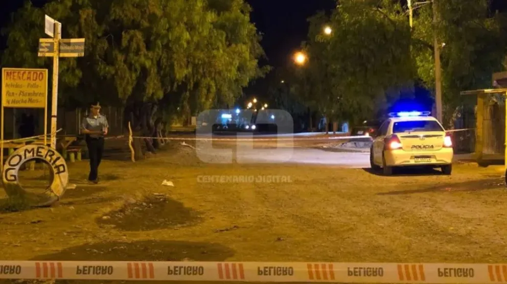 El lugar se vio rápidamente rodeado por un amplio operativo policial (imagen gentileza Centenario Digital)