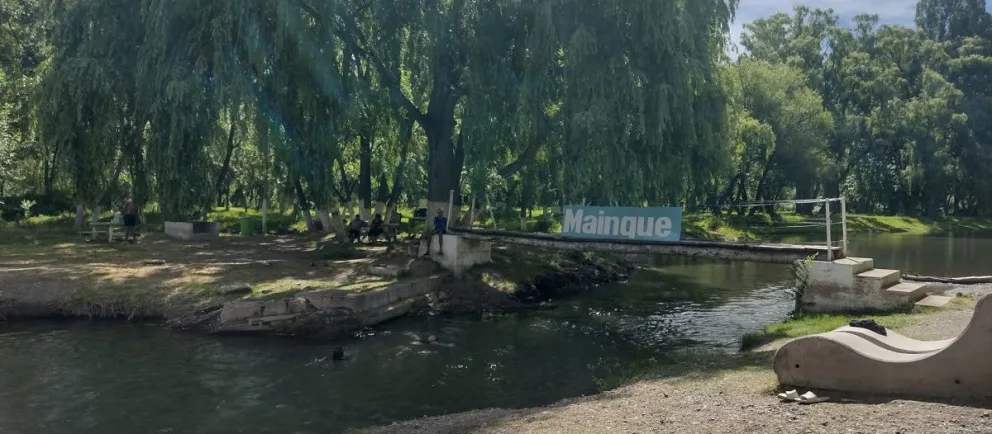 Los trabajos de fumigación contra mosquitos y moscas comenzaron en el sector del balneario. Foto: archivo