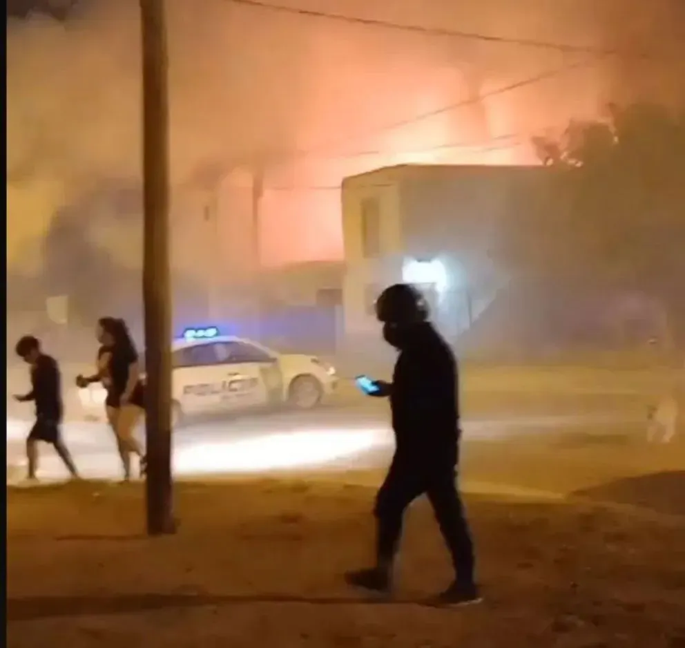 Una vivienda ubicada en Villegas y Bermejo ardió en llamas. Foto (Gentileza lector).