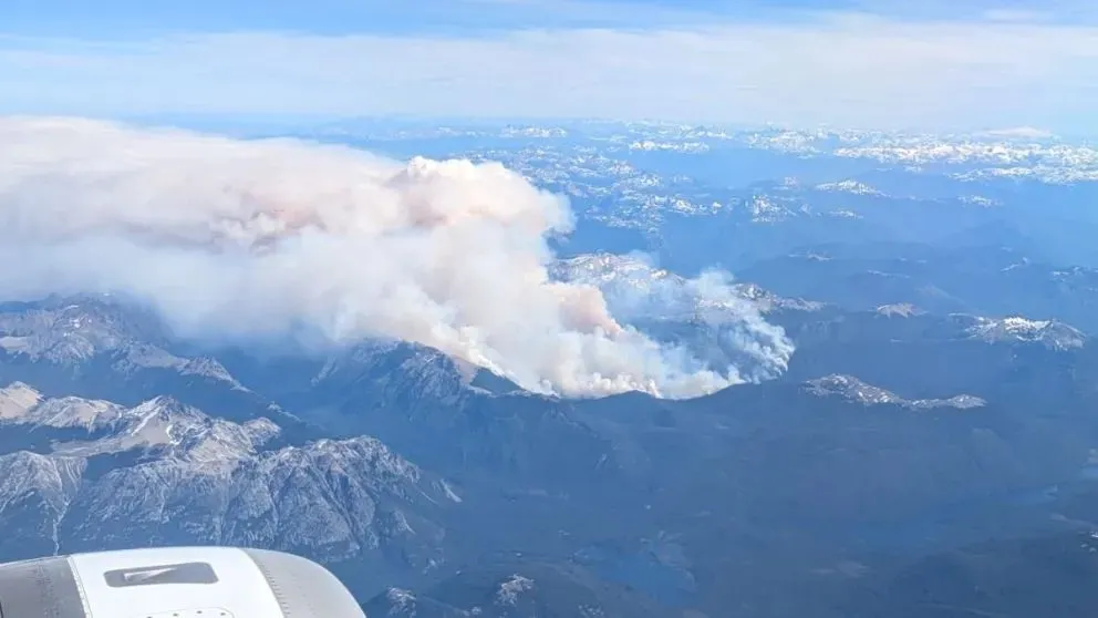 Así se ve el incendio en la zona de lago Martin desde las alturas (fotos: Gentileza Omar Cordoba)