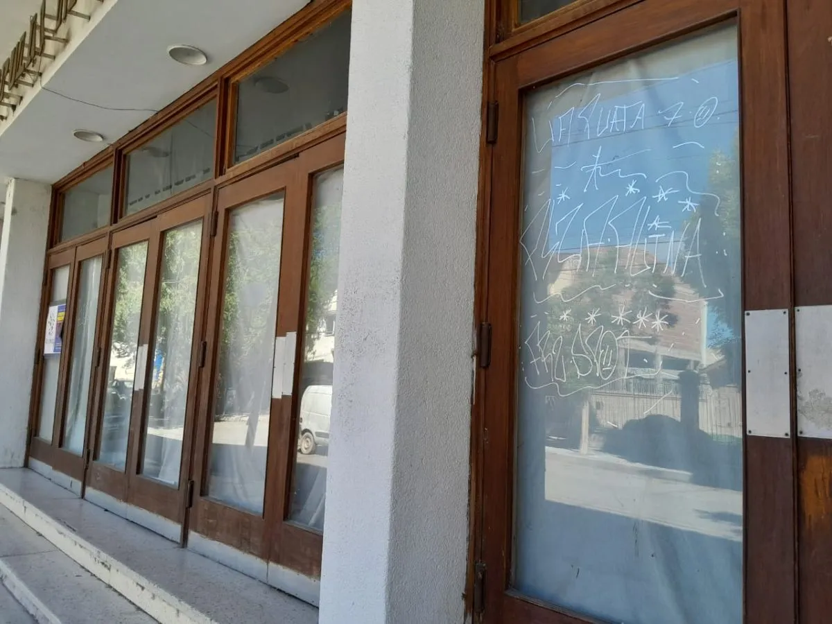 Las puertas del edificio de la ex biblioteca fue uno de los frentes elegidos. 