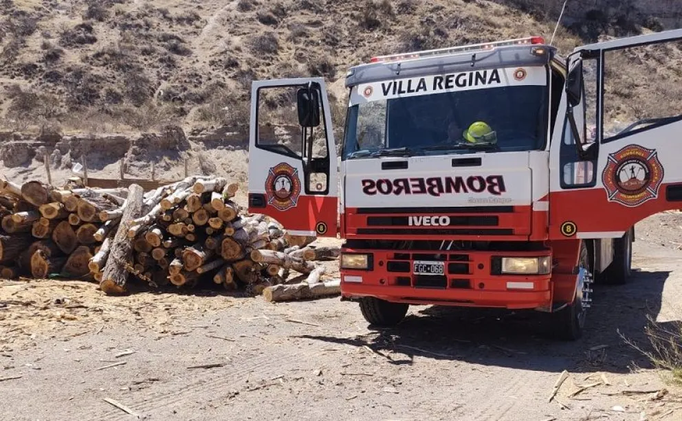 Uno de los móviles de bomberos está trabajando en un incendio de un aserradero en el Parque Industrial. (Foto gentileza)