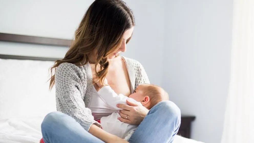 Afecta principalmente a los menores de 1 año.