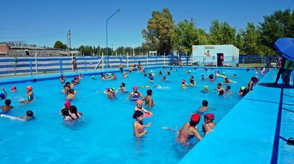 La colonia de vacaciones comenzará el 6 de enero en el complejo deportivo de piletas del municipio. (Foto gentileza)