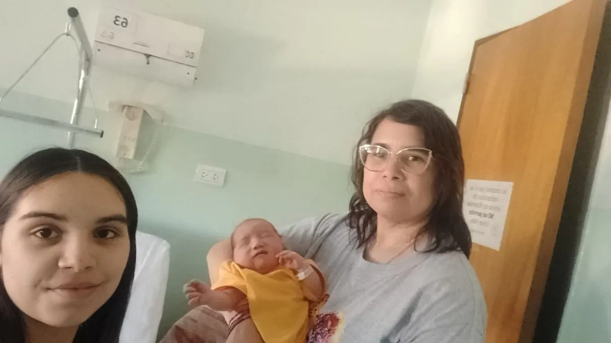 Benicio en manos de su abuela comienza a disfrutar de los privilegios de ser el primer nieto.