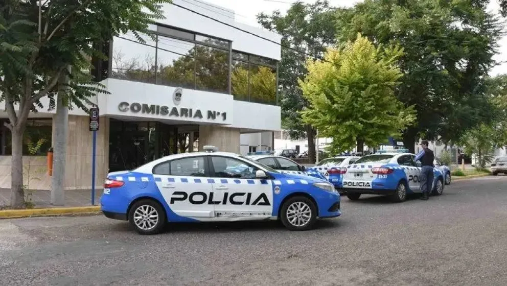 La policía detuvo al vecino cuando salía de la vivienda con el equipo de música de la familia asaltada. Foto: archivo.