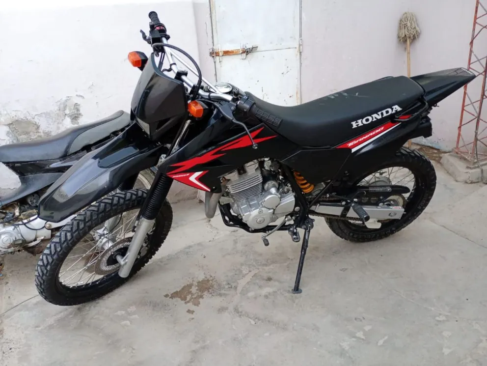 La moto había sido denunciada como robada en Neuquén y tenía la chapa patente de otro rodado sustraído. 