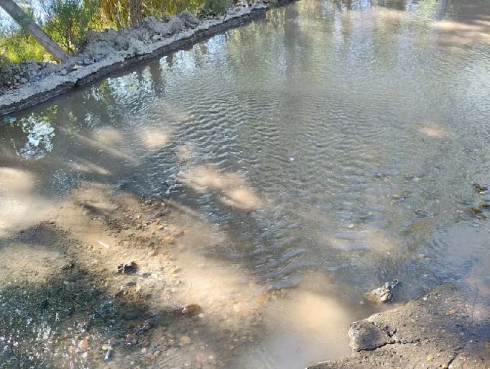 Esta mañana se detectó la rotura de la red de agua en barrios de la zona sur de Regina. (Foto gentileza)