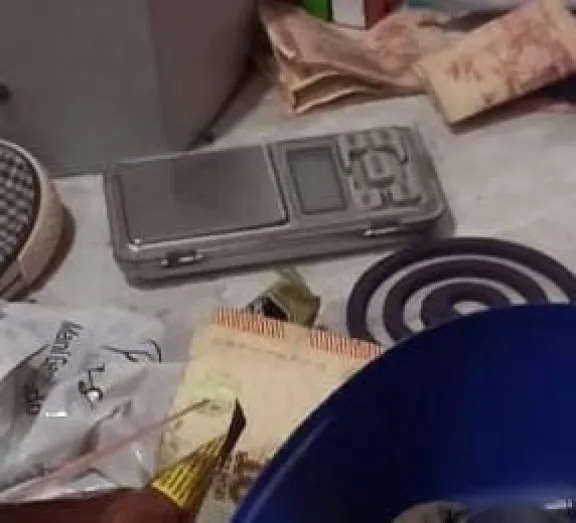 Eran constantes los arribos de clientes/consumidores para cambiar dinero por dosis de droga.