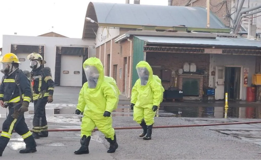 Bomberos intervino con personal de materiales peligrosos para controlar la fuga. (Foto gentileza)