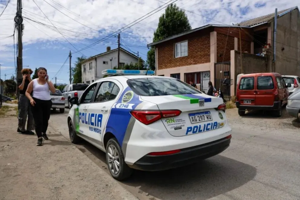 Los trabajos en el lugar del hecho conmocionaron a los vecinos. (Foto: Euge Neme)