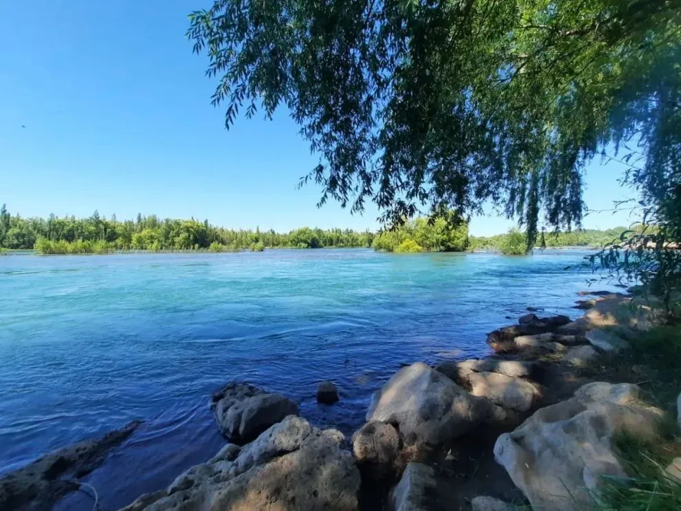 El cuerpo fue encontrado a 2 kilómetros río arriba de la estación de bombeo de Villa Manzano.  (Foto archivo del río Neuquén)