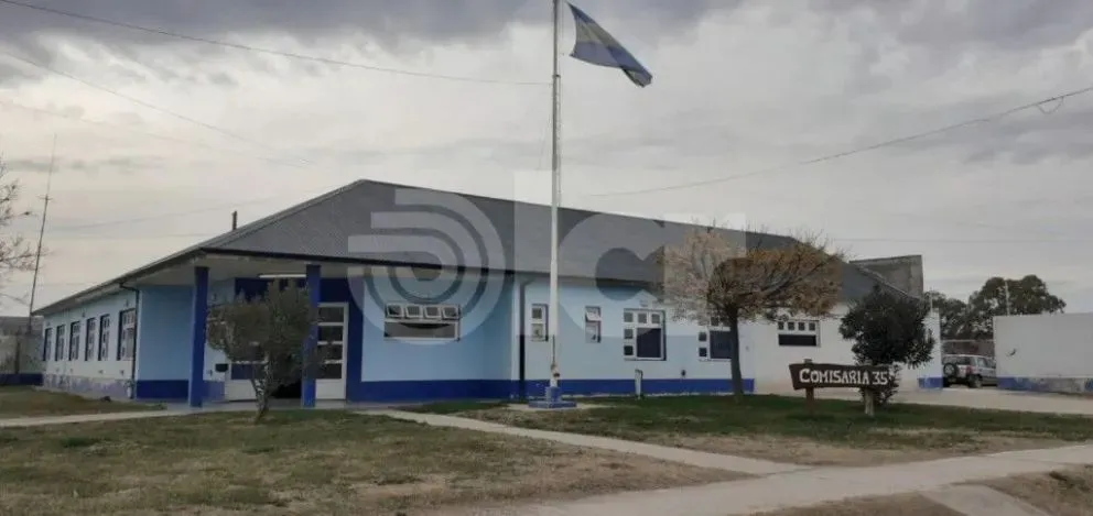 Al verse bloqueado, el conductor redujo la marcha en Gral Paz y canal Grande. Por algunas horas los jóvenes permanecieron detenidos en la Comisaría 35 (Foto archivo). 