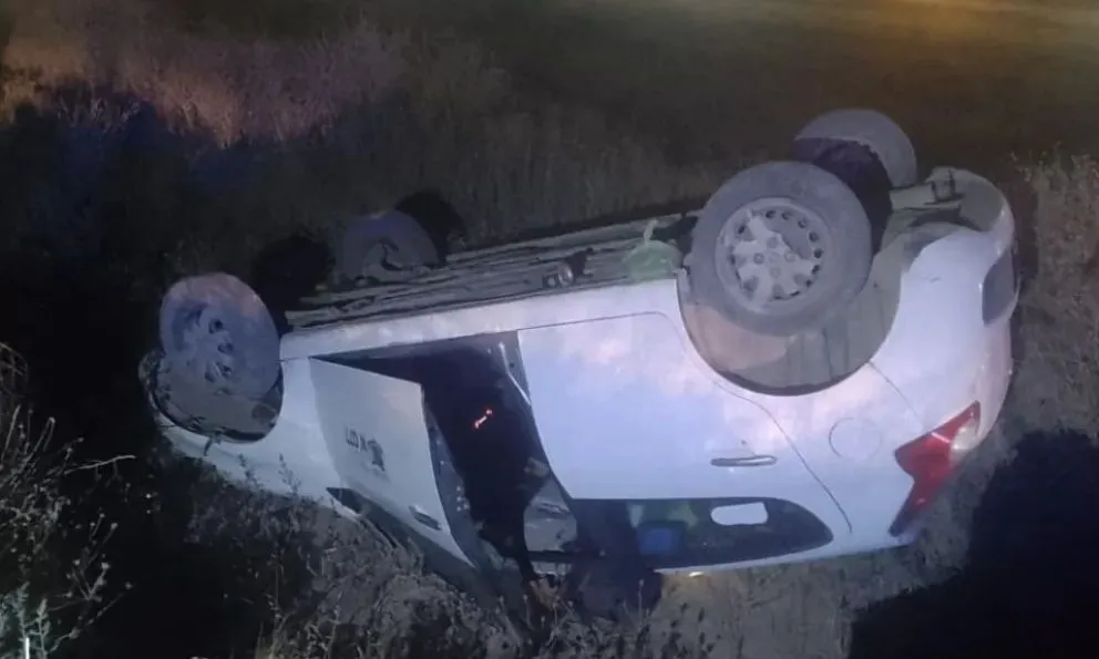 El chofer perdió el control del rodado en el kilómetro 996 y despistó para posteriormente volcar (foto gentileza).