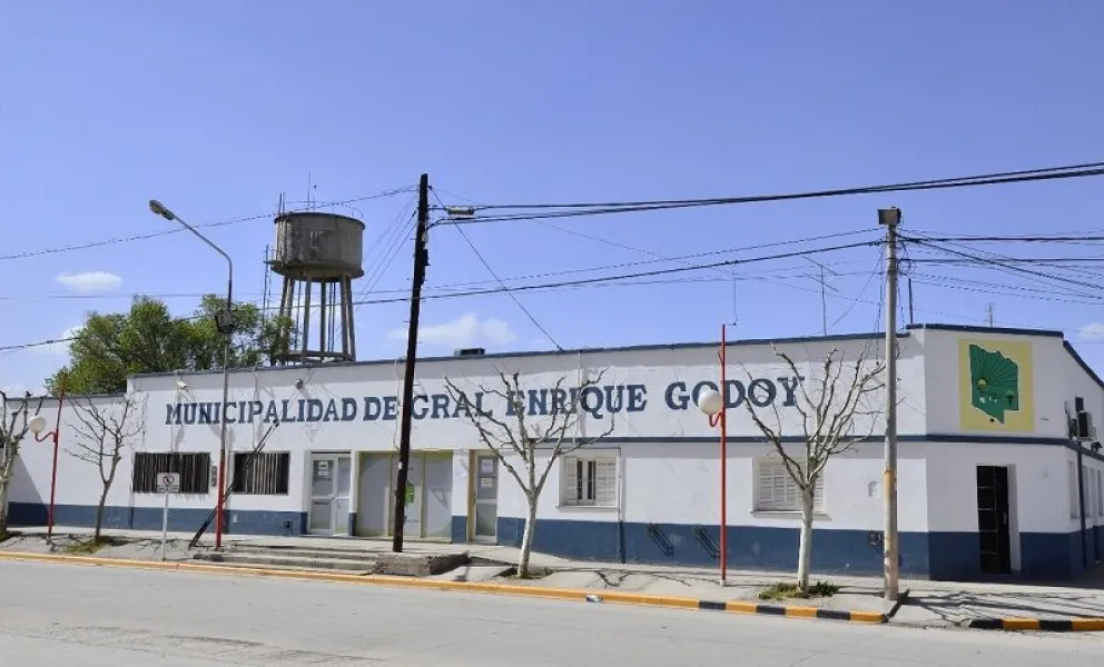 Una falla eléctrico hizo bajar el nivel de agua del tanque cisterna ubicado dentro del predio del municipio. (Foto archivo)