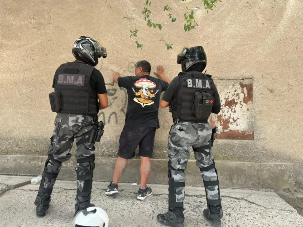 Minutos después de las 11:00 el personal de la BMA procedió a identificar a tres personas que se encontraban en cercanías al depósito de Vía Cargo.