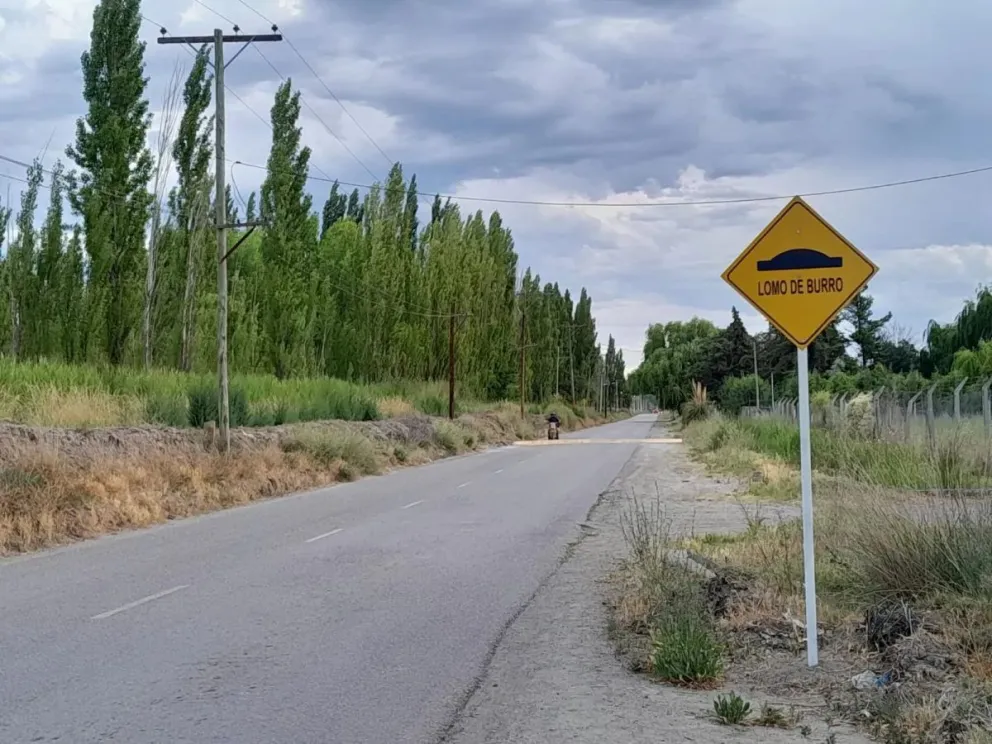 La caída de los motociclistas se produjo en el primer reductores de velocidad al salir del balneario (Foto ilustrativa).