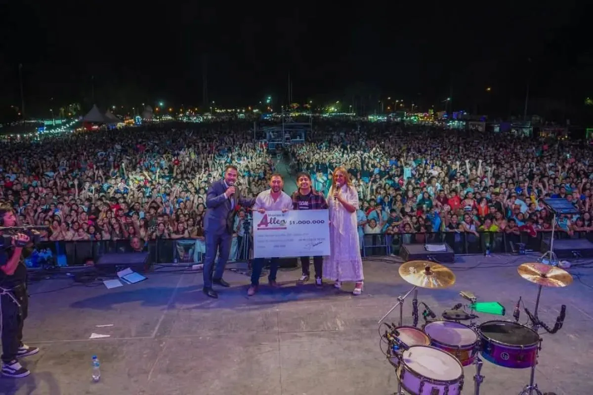    La emoci&oacute;n del ganador del primer mill&oacute;n de pesos. Un entorno especial para la nueva edici&oacute;n de la Fiesta de la Pera. Foto: gentileza.