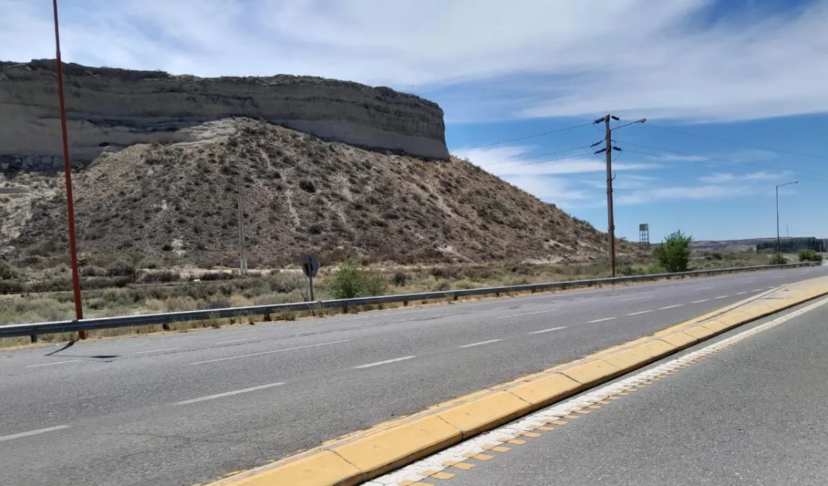 En contramano a la salida de barrio Nuevo suele ser una riesgosa maniobra para acortar distancia. 