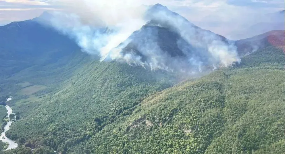 El fuego avanza sobre el cerro Colorado, en el sur del Parque Nacional Nahuel Huapi (foto: gentileza)