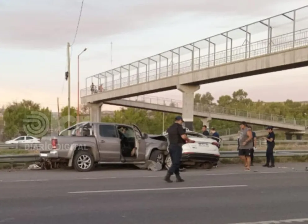 La colisión se produjo minutos antes de las 21 horas cuando el auto cruzaba y la camioneta salía de la ciudad. 