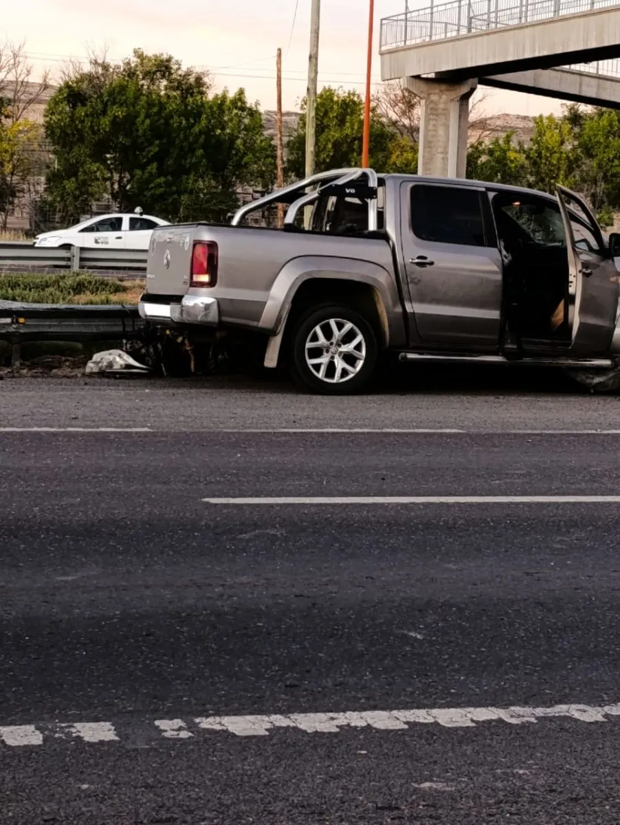 Por la violencia del impacto el motor del taxi qued&oacute; debajo de la Amarok