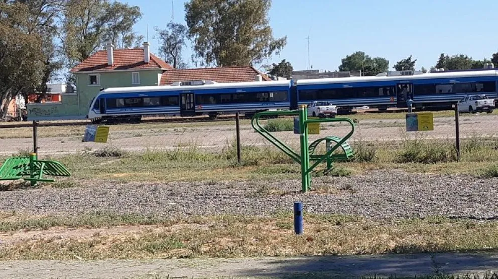 La formación realizó maniobras en la estación de Ingeniero Huergo. (Foto gentileza)