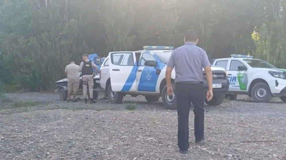 La Policía, Bomberos y Prefectura reactivaron la búsqueda desde muy temprano. Foto: Policía Río Negro.