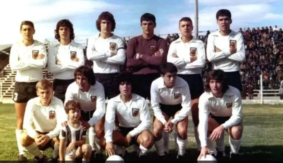 Maradona anotó su primer gol con la camiseta de la Selección ante Cipolletti en 1977.