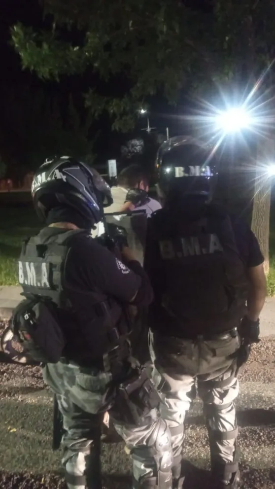 La detención ocurrió anoche en calle La Pampa y participó la BMA (foto gentileza Policía).