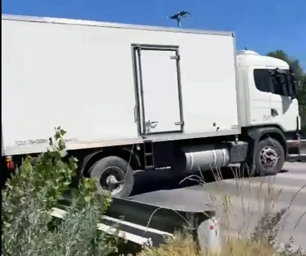El camión quedó cruzado sobre la calzada, lo que obligó a desviar el tránsito (Gentileza La Super Digital).