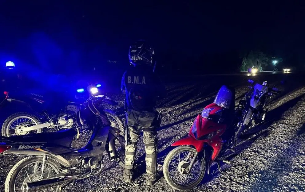 Los motociclistas fueron interceptados y los vehículos retenidos. (Foto gentileza)