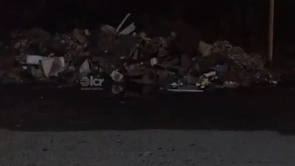 El basurero clandestino se ubica en calles 2 de Abril y Cruz del Sur. (Imagen captura de video LCR)