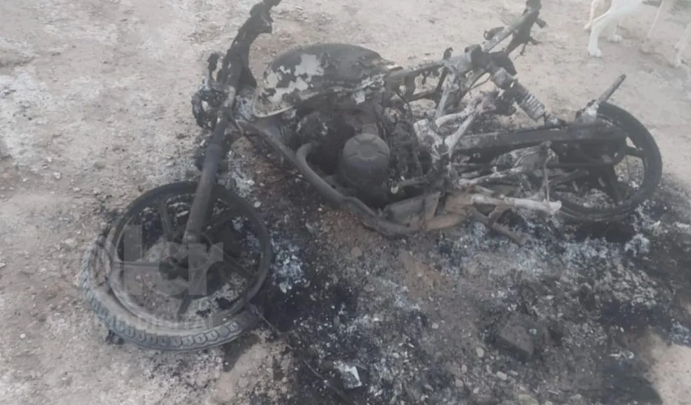 El rodado se incendió cuando el joven circulaba por calle Pasín.