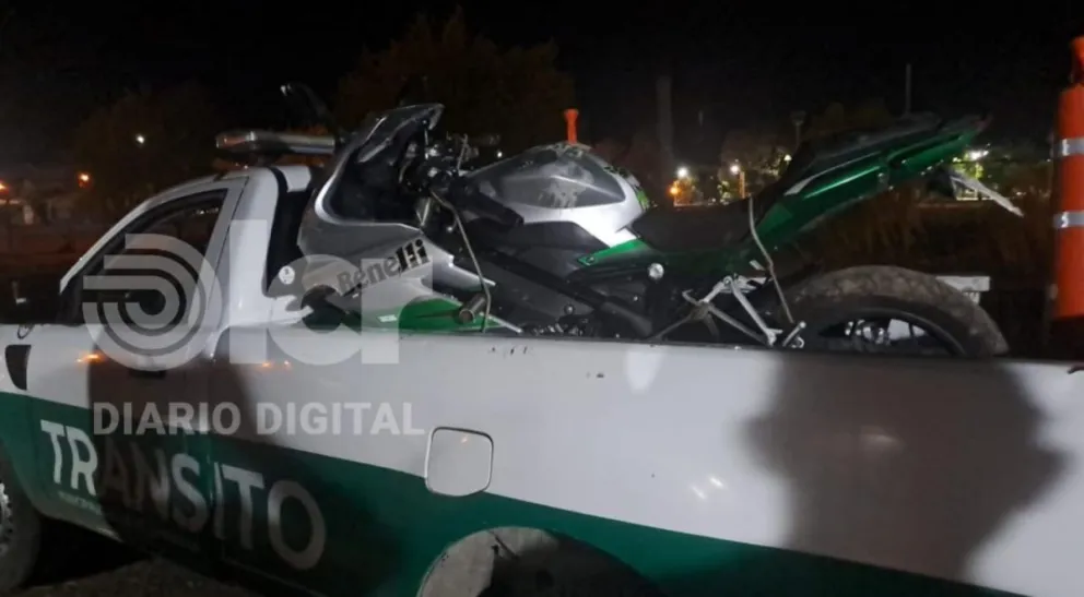 Como consecuencia del choque volcaron a un canal.