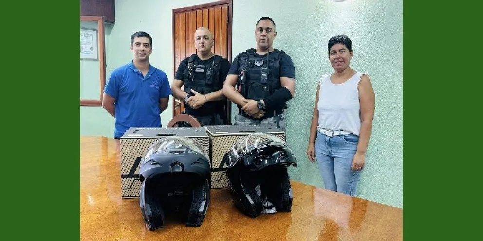 La intendente Silvia Penilla entregó cascos de seguridad al personal de la BMA de la policía de Río Negro. (Foto gentileza)