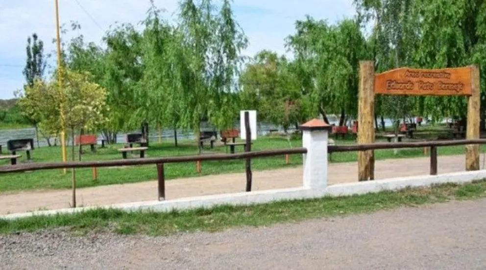 El área de playa en el ingreso al balneario municipal no cuenta con guardavidas en forma permanente. (Foto archivo)